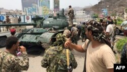 Поддржувачите на сепаратистите по преземањето на контролата врз јеменскиот град Аден 