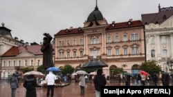 Građani stoje u tišini na petnaest minuta u centru Novog Sada kako bi još jednom odali počast poginulima u padu nadstrešnice, 22. novembar 2024.