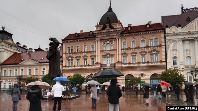 Građani stoje u tišini na petnaest minuta u centru Novog Sada kako bi još jednom odali počast poginulima u padu nadstrešnice, 22. novembar 2024.