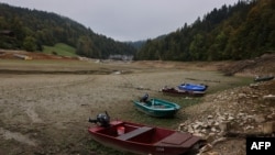 Varka të vogla në brigjet e lumit të shterur Villers-le-Lac basins, në lindje të Francës, 4 tetor 2023.