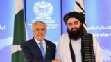 امیرخان متقی سرپرست وزارت خارجۀ طالبان و محمد اسحاق دار معاون صدراعظم و وزیر خارجۀ پاکستان (تصویر از آرشیف)