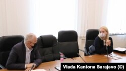 'Vremenom će se pokazati šta mora SDA da ustupi da bi direktorica Kliničkog centra ostala na toj funkciji', kaže ministar Vranić (na fotografiji na sastanku u Vladi Kantona sa direktoricom Izetbegović, april 2021).