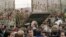 Утро 11 ноября 1989 года. Жители Западного Берлина собрались у стены, чтоб посмотреть, как пограничники ГДР начинают ее сносить. 