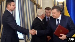 Клічко паціскае руку Віктару Януковічу