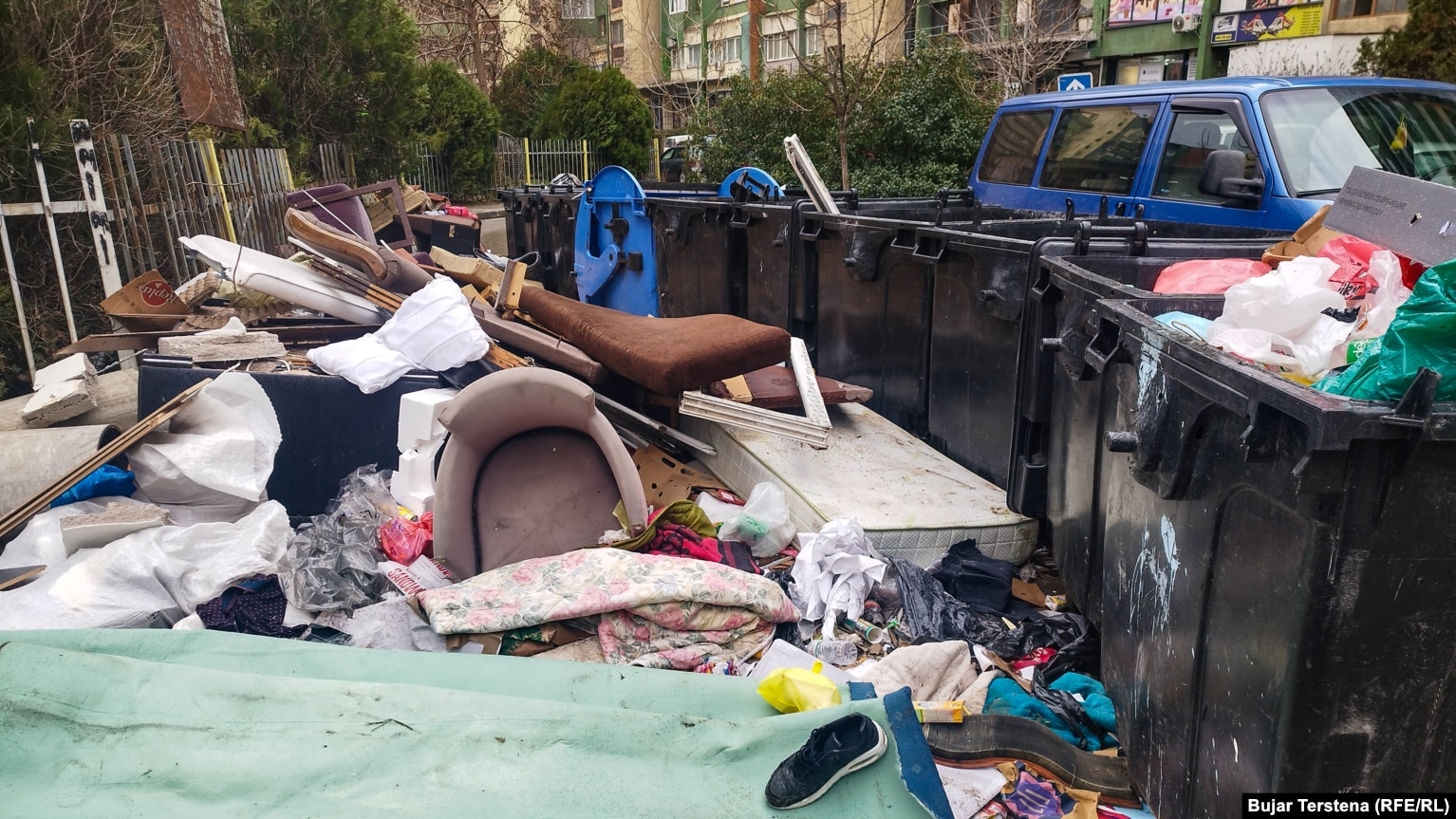 Pranë këtyre kontejnerëve për mbeturina shtëpiake në Prishtinë janë hedhur edhe mbeturina të tjera, përfshirë një dyshek dhe një kolltuk.
