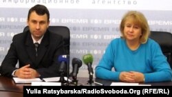 Заступник директора міського центру соціальної допомоги Людмила Матьянова та інспектор Департаменту з виконання покарань в Дніпропетровській області Ярослав Костюченко на прес-конференції щодо проблем амністованих. Дніпропетровськ, лютий 2011