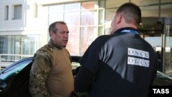 Представник угруповання «ДНР» Равіль Халіков говорить із заступником голови спеціальної моніторингової місії ОБСЄ Олександром Хугом, Донецьк, 5 листопада 2014 року