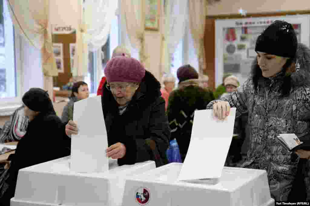 Voters in Moscow cast their ballots.