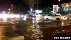 Одна из центральных улиц Ташкента после сильного проливного дождя. 