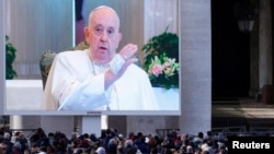 Папа Римський Франциск благословляє вірних під час молитви у Ватикані, 26 листопада 2023 року