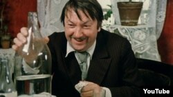 Georgiy Vitsin Leonid Gaydayın "Ola bilməz" (1975) filmində.