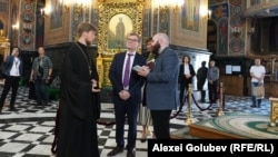 Șeful diplomației germane, Johann Wadephul, (în centrul forografiei) vizitând Catedrala Mitropolitană „Nașterea Domnului” din Chișinău.
