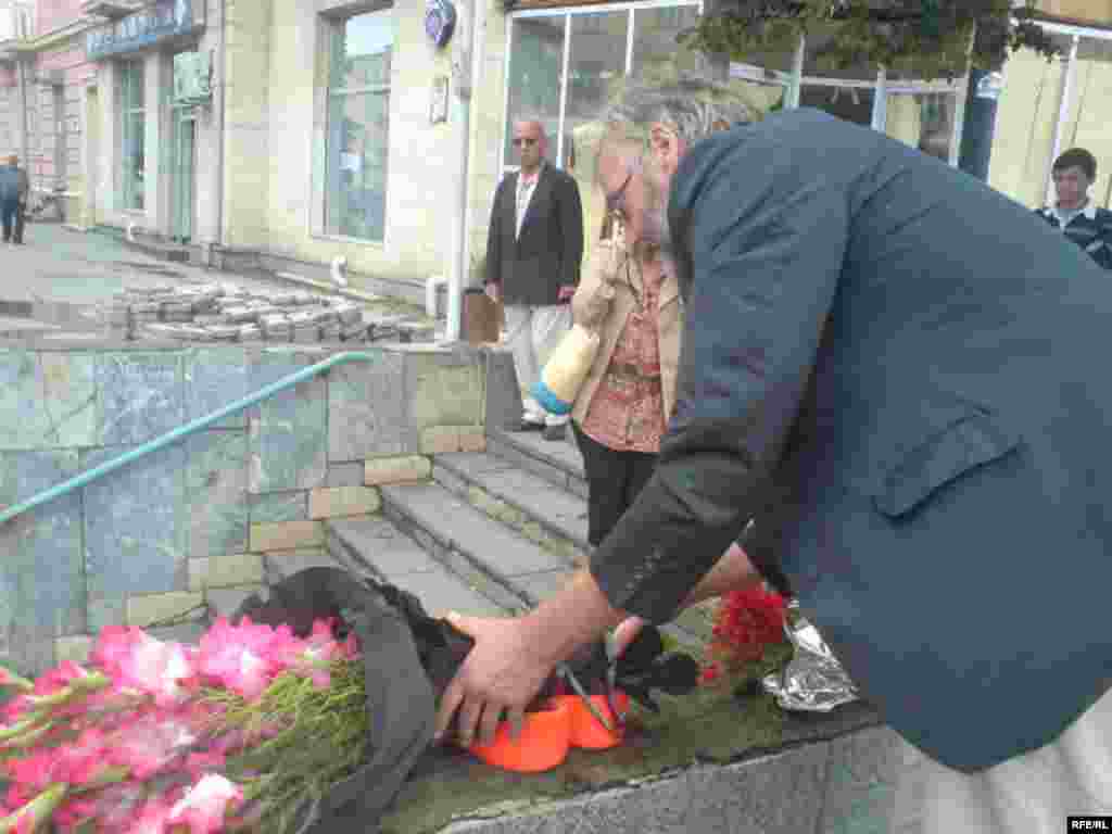 Sećanje na žrtve - Gruzija - Ljudi polažu cveće na mesto pogibije danskog novinara Stena Storimansa nastradalog tokom prošlogodišnjih ruskih vazdušnih napada na grad Gori