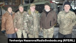 «Дід» (другий справа) з бійцями ротно-тактична група «Степові вовки»