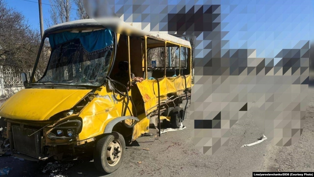 Наслідки російського удару по маршрутному таксі в Херсоні, 11 березня 2026 року