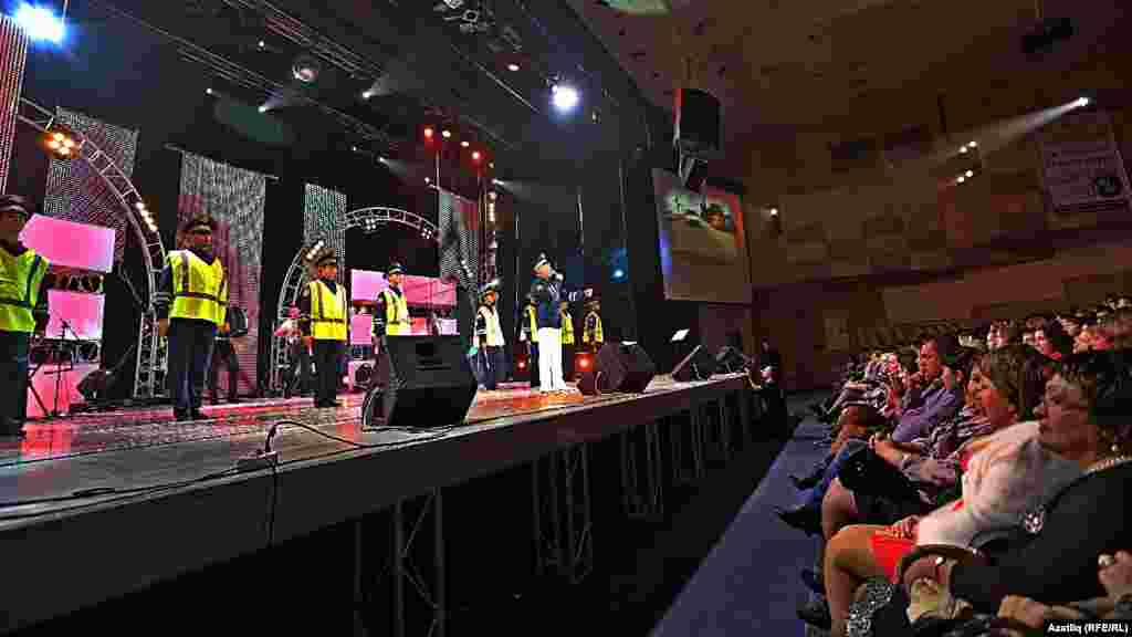 Илназ "Сәйдәш" бию төркеме белән ЮХИДИ хезмәткәрләренә мәдхия җырлый