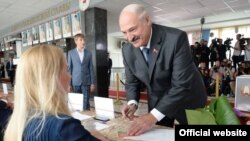 Președintele Alexander Lukașenko votînd duminică în alegerile parlamentare
