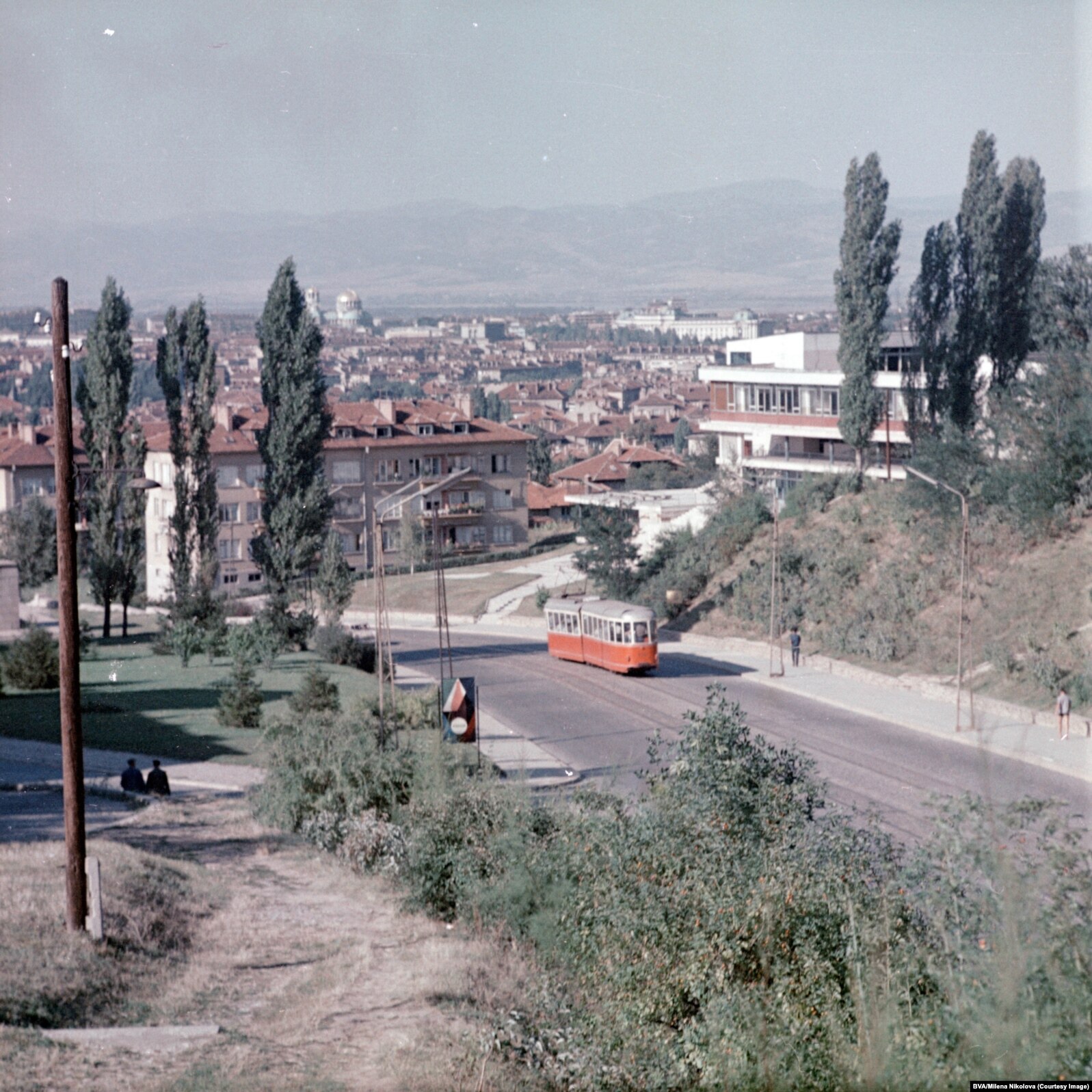 Një tramvaj bën rrugën për në qendër të Sofjes në vitin 1970. Kupola e Katedrales së Shën Aleksandër Nevskit mund të shihet në distancë në të majtë.