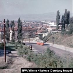 Un tramvai șerpuiește la poalele muntelui Vitoșa în drumul său spre centrul Sofiei în 1970. Catedrala Sfântul Aleksandr Nevski poate fi văzută în fundalul din stânga sus.