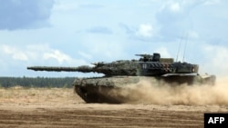 Танк Leopard 2A6 бере участь у двосторонніх литовсько-німецьких військових навчаннях «Griffin Storm» на полігоні в Пабраде, Литва, 26 червня 2023 року