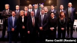 Lidwerul Mișcării populiste „Cinci Stele”, Luigi Di Maio, pozînd la 1 martie, cu membri guvernului pe care i-a propus itlaienilor în ajunul alegerilor parlamentare 