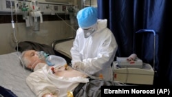 A nurse tends to a COVID-19 patient at a hospital in Tehran. (file photo)