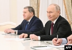 Владимир Путин и его помощник Юрий Ушаков на переговорах с американскими представителями в Москве 2 декабря