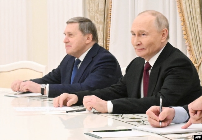 Yuri Ushakov dhe Vladimir Putin gjatë bisedimeve në Kremlin me Steven Witkoff dhe Jared Kushner, 2 dhjetor 2025
