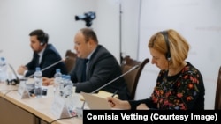 Membrii comisiei vetting, audiind judecătorii Curții de Apel Centru.