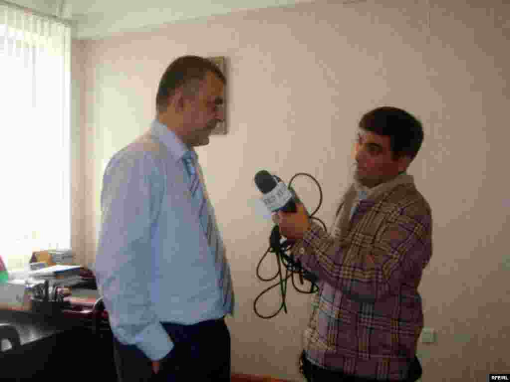 Azərbaycanda ən hündürdə yerləşən seçki qərargahı prezidentliyə namizəd Qüdrət Həsənquliyevə məxsusdur. Amma bir məsələ var ki, seçki qərargahı nəhs mərtəbədə yerləşir - 14 mərtəbəli binanın 13-cü mərtəbəsində. Elmi-Tədqiqat Hidrotexnika və Meliorasiya İnstitutunun yerləşdiyi çoxmərtəbəli binanın fasadında burada seçki qərargahı və ya partiyanın yerləşməsi barədə hər hansı işarə yoxdur...