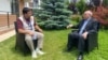 Қырғызстанның бірінші президенті Асқар Ақаев (оң жақта) Азаттықтың Қырғыз қызметінің журналисі Айбек Абдылдаевқа сұхбат беріп отыр.