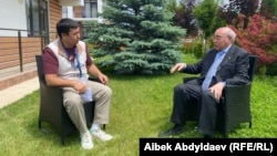 Қырғызстанның бірінші президенті Асқар Ақаев (оң жақта) Азаттықтың Қырғыз қызметінің журналисі Айбек Абдылдаевқа сұхбат беріп отыр.