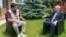 Бывший президент Кыргызстана Аскар Акаев (слева) дает интервью редактору Азаттыка Айбеку Абдылдаеву