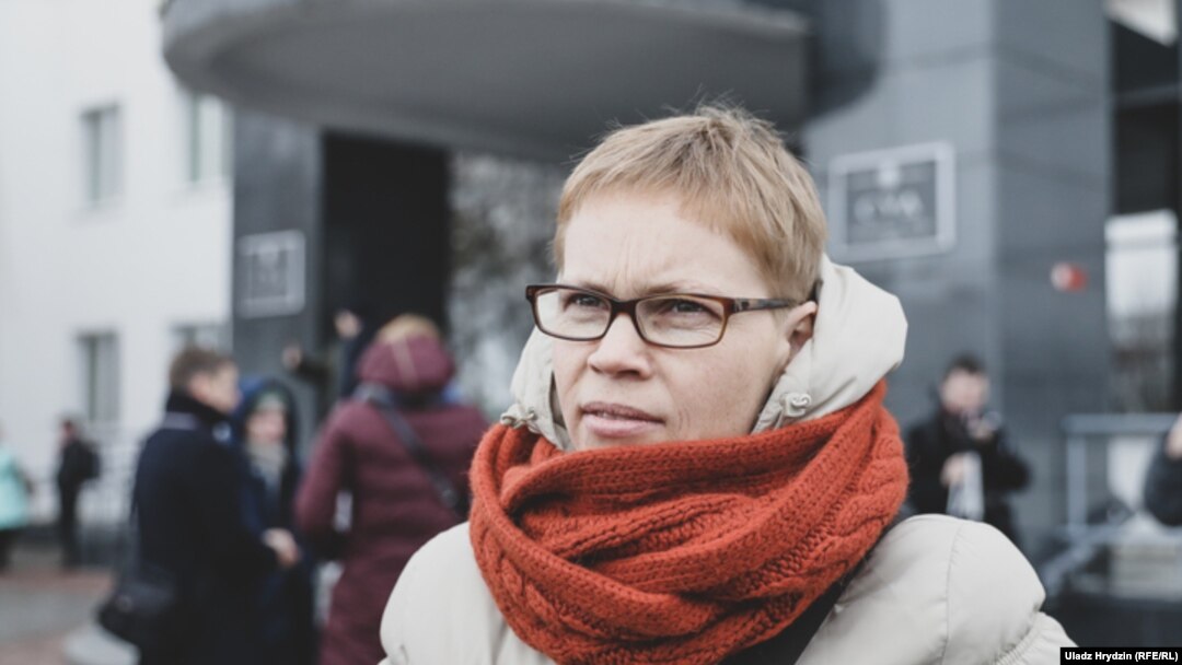 Марына Золатава каля будынку суда
