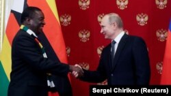 Прэзыдэнт Зымбабвэ Эмэрсан Мнангагва паціскае руку Ўладзіміру Пуціну. Крэмль, 15 студзеня 2019