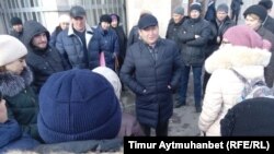 Аким города Павлодара Нуржан Ашимбетов выступает перед работниками фармзавода предприятия «Ромат». Павлодар, 8 ноября 2016 года.