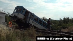 Від удару пасажирський мікроавтобус відкинуло на кілька метрів, а потяг зійшов з рейок