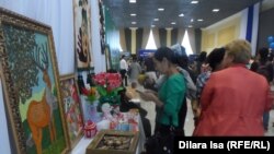 Посетители на ярмарке Silk Road Fair в Шымкенте, 18 сентября 2015 года.