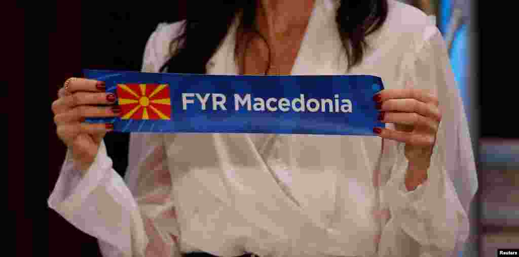 МАКЕДОНИЈА - Премиерот на Македонија Зоран Заев очекува до средината на годината да се најде решение за над 25-годишниот спор за името со Грција и на Самитот на НАТО во јуни да биде активирана поканата за членство на Македонија. Во изјава за бугарската телевизија Нова, Заев вели дека евентуалното решение ќе треба да биде одобрено на референдум.