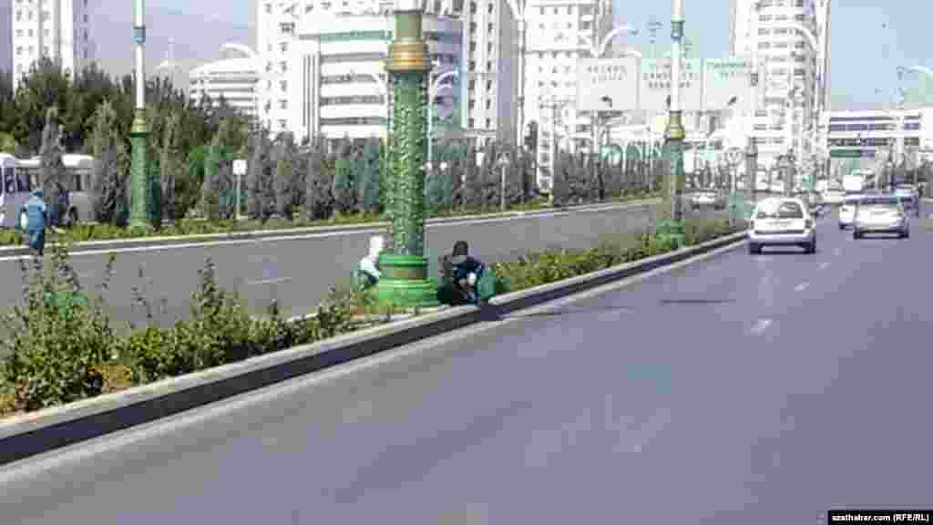 Aşgabatda howanyň temperaturasynyň +40C gradusdan hem geçýän günlerinde kommunal hojalyk gullugynyň işgärleri köçeleri arassalaýarlar.