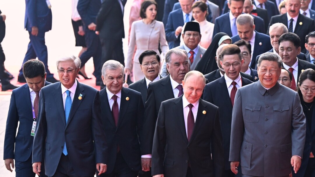 Цензурасыз жалаңаш атақтыларды көріңіз