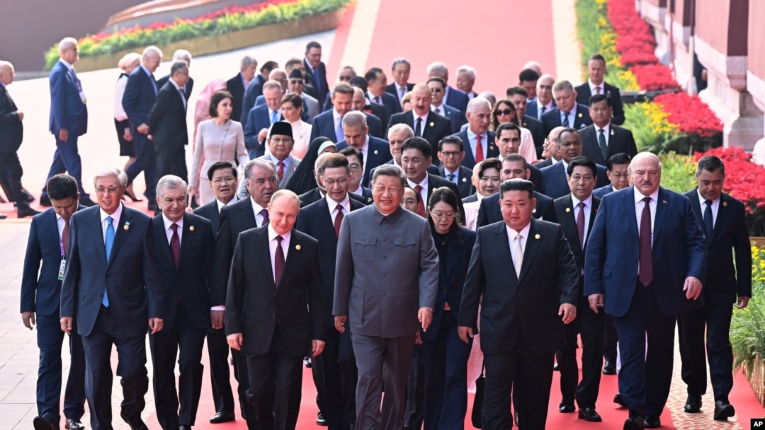 Чирлидерді мұғалім мен жұп қатты қағып алады