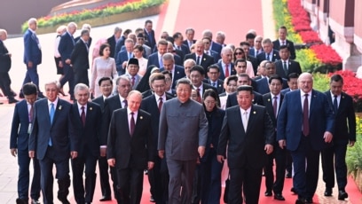 Қырғыз әйелі барлық тесігінде трахает