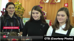 Унучкі Аляксандра Лукашэнкі Дар'я (зьлева) і Анастасія. Скрыншот: СТВ