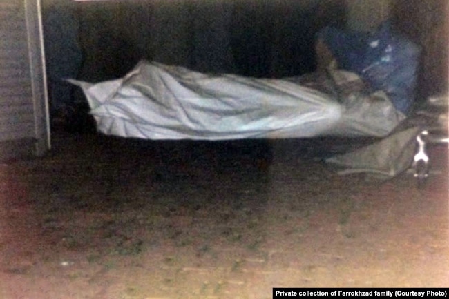 تصویری از کیسه حمل جسد فریدون فرخزاد، مقابل در آپارتمانش در شهر بن