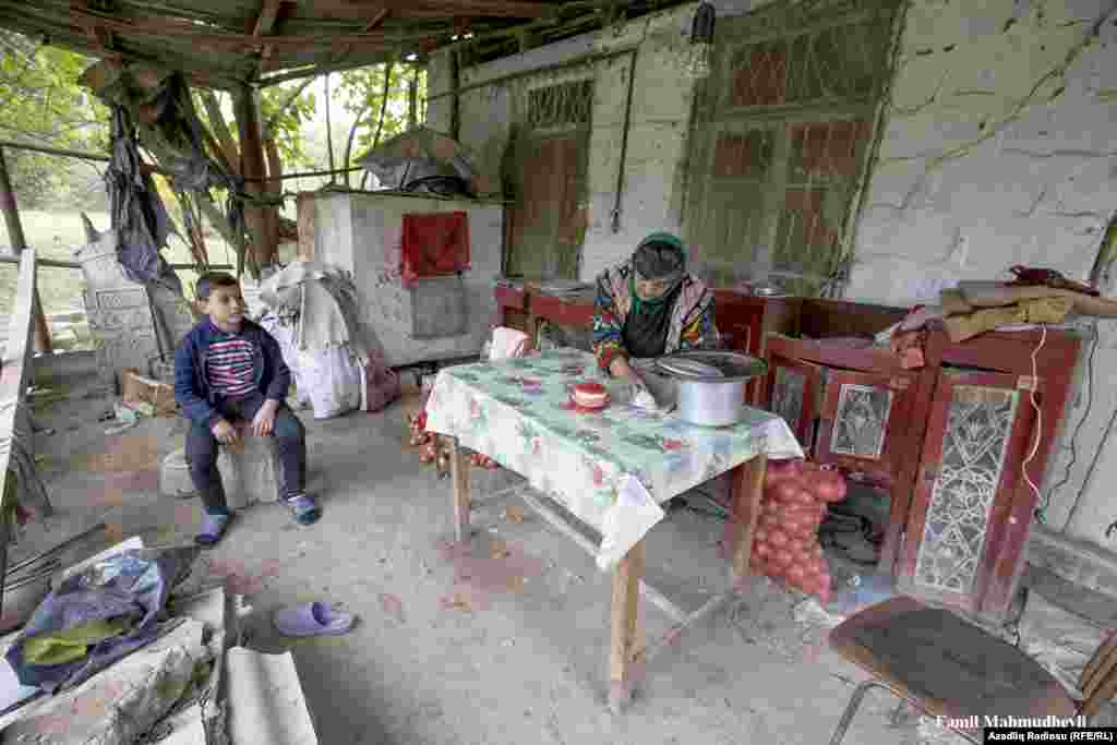 Yeraltı təkanlar Ağdam rayonunun Üçoğlan kəndində daha çox hiss olunub. Baş vermiş zəlzələ nəticəsində Ağdamda 2 yaşayış evi tamamilə uçub. Onlarla evə ciddi ziyan dəyib.&nbsp; Zəlzələnin təkrar olunacağından ehtiyat edən sakinlər həyətlərində yemək bişirib yeyirlər.&nbsp;