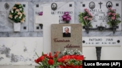 Квіти на могилі першої жертви COVID-19 в Європі – італійця Адріано Тревісана. Італія відзначила сумні роковини початку епідемії коронавірусу в країні. 20 лютого 2021 року