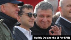 Президент України Володимир Зеленський (в окулярах) та міністр внутрішніх справ Арсен Аваков (праворуч)