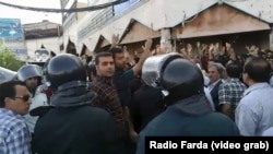 یکی از فیلم‌های ارسالی برای رادیوفردا از تجمع معترضان در میدان شهدای کازرون و حضور پرشمار نیروهای امنیتی و انتظامی حکایت دارد.