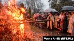 Mitropolit Hrizostom sa sveštenicima SPC tokom paljenja badnjaka ispred Hrama Svetog Save u Beogradu, 6. januar